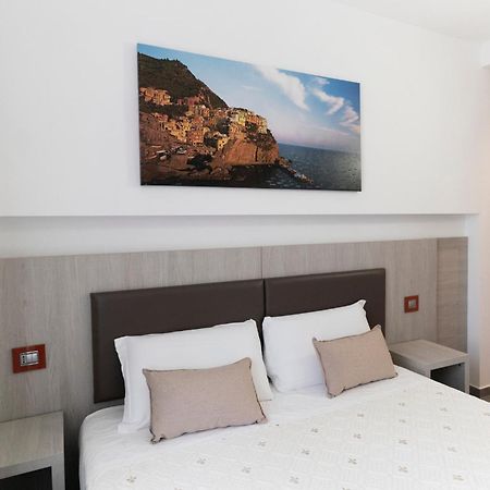 Eden Rooms ลาสเปเซีย ภายนอก รูปภาพ